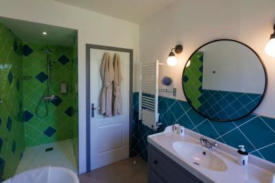 Miniature La salle de bain de la suite Ingrid Table dressée pour le petit-déjeuner dans une salle à manger élégante avec chaises en bois et buffet en arrière-plan.