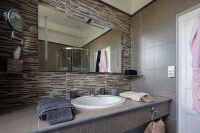 Miniature La salle de douche et WC de la chambre Ocre Table dressée pour le petit-déjeuner dans une salle à manger élégante avec chaises en bois et buffet en arrière-plan.