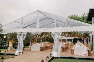 Miniature La Salle des Lumières  - Photo d'illustration non contractuelle Table dressée pour le petit-déjeuner dans une salle à manger élégante avec chaises en bois et buffet en arrière-plan.