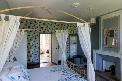 Miniature La suite Ingrid Table dressée pour le petit-déjeuner dans une salle à manger élégante avec chaises en bois et buffet en arrière-plan.