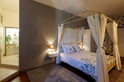 Miniature La suite Ingrid, entrée vers la salle de bain Table dressée pour le petit-déjeuner dans une salle à manger élégante avec chaises en bois et buffet en arrière-plan.