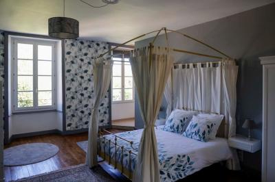 Miniature La suite Ingrid Table dressée pour le petit-déjeuner dans une salle à manger élégante avec chaises en bois et buffet en arrière-plan.