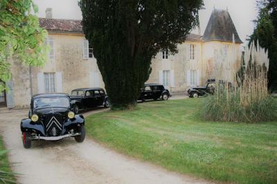 Miniature Le cortège des mariés Table dressée pour le petit-déjeuner dans une salle à manger élégante avec chaises en bois et buffet en arrière-plan.