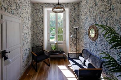 Miniature Le petit salon privé de la suite Ingrid Table dressée pour le petit-déjeuner dans une salle à manger élégante avec chaises en bois et buffet en arrière-plan.