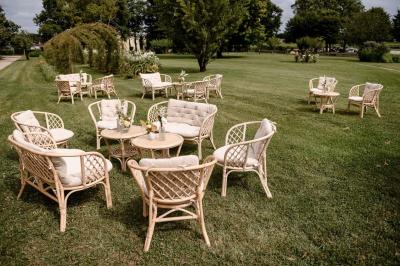 Miniature Vin d'honneur  Photo d'illustration non contractuelle Table dressée pour le petit-déjeuner dans une salle à manger élégante avec chaises en bois et buffet en arrière-plan.