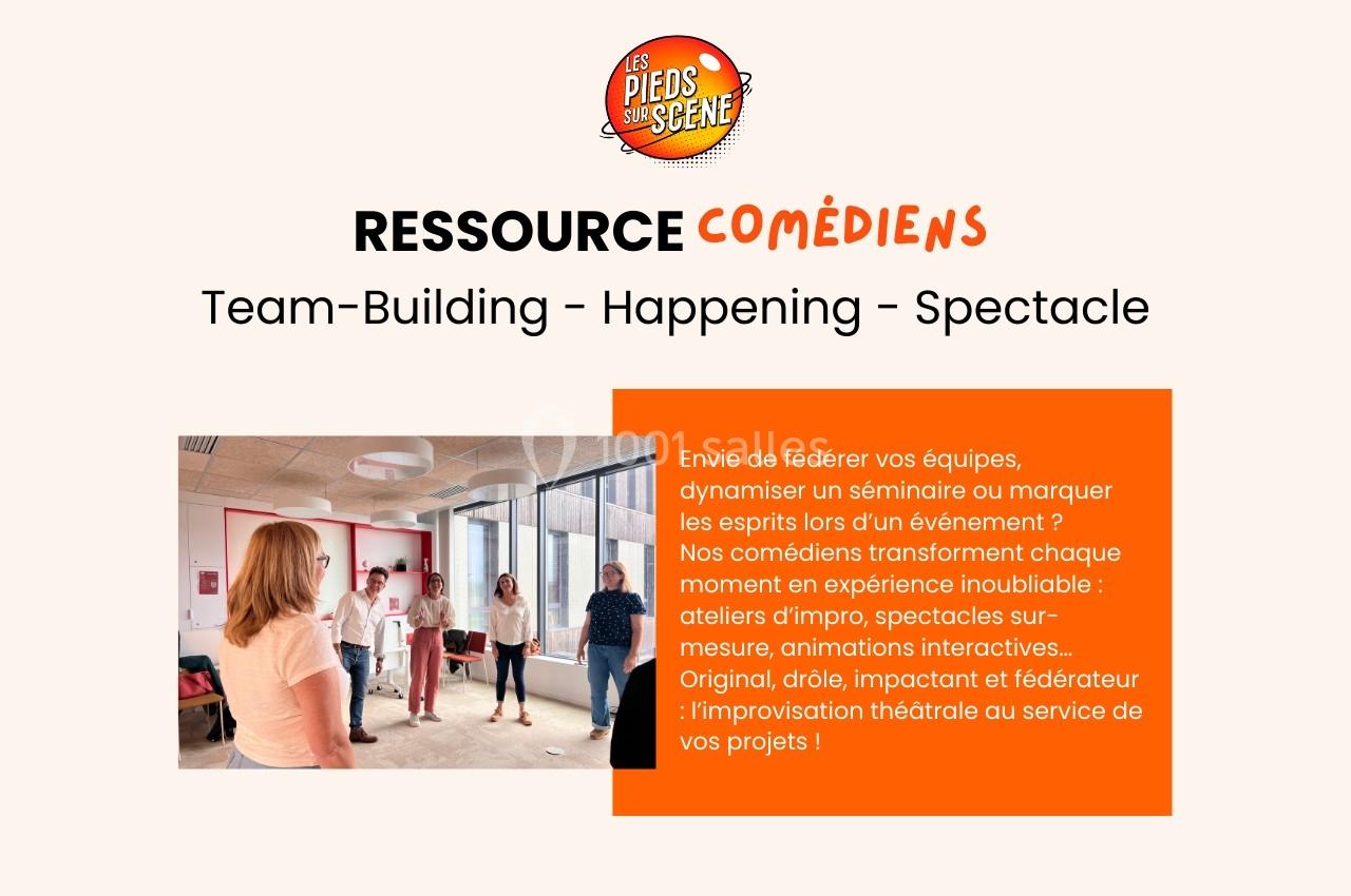 Des comédiens animent un atelier d'improvisation dans une salle lumineuse avec un petit groupe de participants.