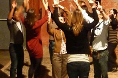 Miniature Théâtre Moderne #4 Un groupe de personnes souriantes rassemblées dans une ambiance conviviale lors d'un événement en intérieur.