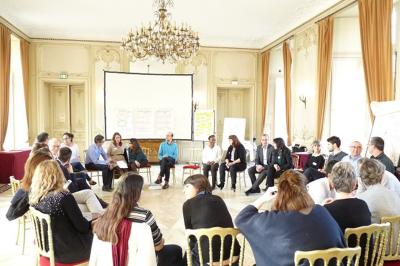 Miniature Théâtre Moderne #8 Un groupe de personnes souriantes rassemblées dans une ambiance conviviale lors d'un événement en intérieur.