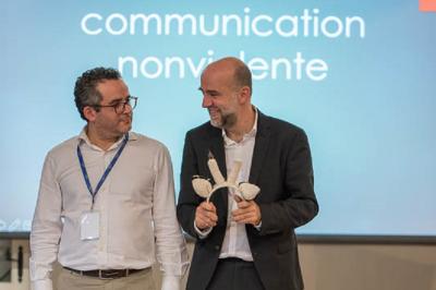 Miniature Théâtre Moderne #14 Un groupe de personnes souriantes rassemblées dans une ambiance conviviale lors d'un événement en intérieur.