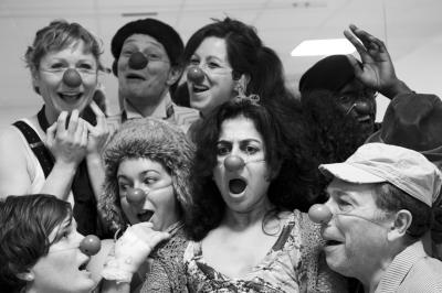 Miniature Théâtre Moderne #15 Un groupe de personnes souriantes rassemblées dans une ambiance conviviale lors d'un événement en intérieur.