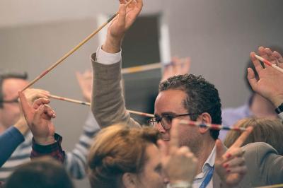 Miniature Théâtre Moderne #16 Un groupe de personnes souriantes rassemblées dans une ambiance conviviale lors d'un événement en intérieur.