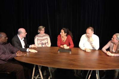 Miniature Théâtre Moderne #17 Un groupe de personnes souriantes rassemblées dans une ambiance conviviale lors d'un événement en intérieur.