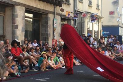 Miniature Théâtre Moderne #19 Un groupe de personnes souriantes rassemblées dans une ambiance conviviale lors d'un événement en intérieur.