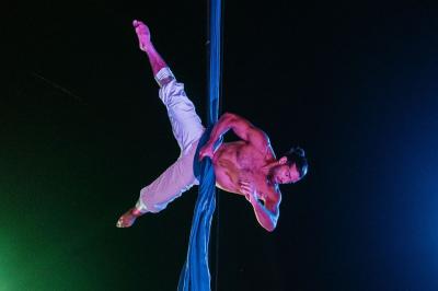 Artiste Aérien Acrobate