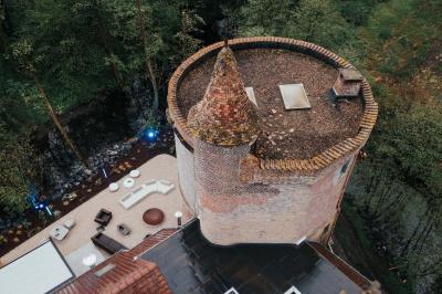 Des personnes discutent debout dans un espace extérieur, entourées de verdure et de mobilier de jardin.
