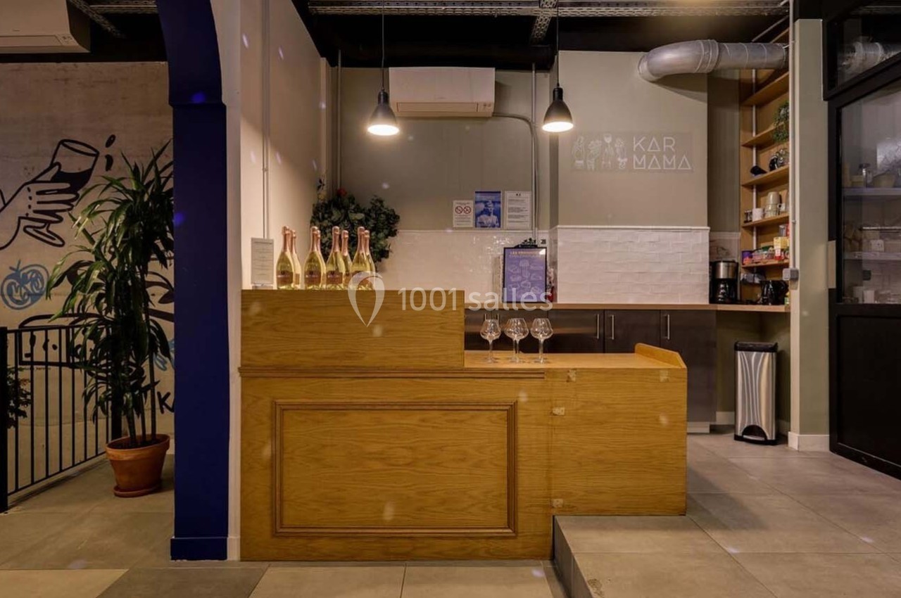 Comptoir en bois dans un espace intérieur moderne avec étagères, plantes et décoration murale.
