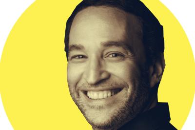 Miniature L’As du Casino #13 Table de jeu de casino avec tapis vert numéroté et porte-gobelets intégrés, entourée de personnes debout.