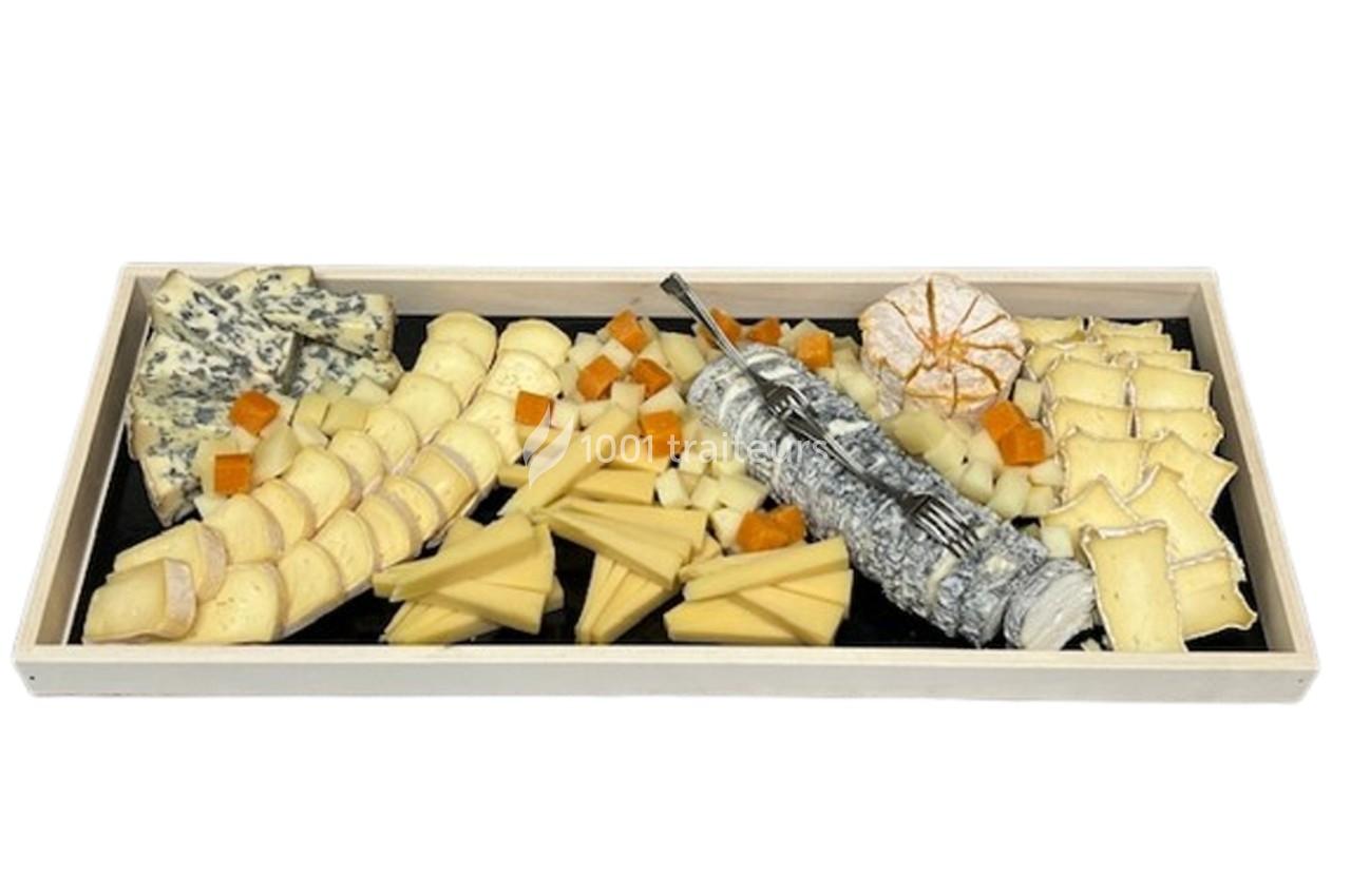 Plateau de fromages variés disposés en sections, incluant fromages à pâte molle, dure et persillée.