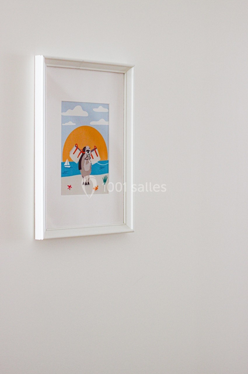 Illustration encadrée représentant un ours tenant deux rames devant un coucher de soleil sur fond de mur blanc.