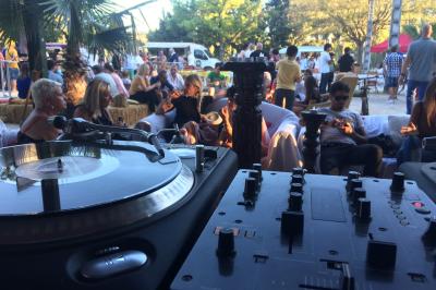 Miniature DJ Avignon (Vaucluse) - Sweet Spock #7 Terrasse couverte avec piste de danse, tables hautes, décoration lumineuse et équipement de DJ au premier plan.