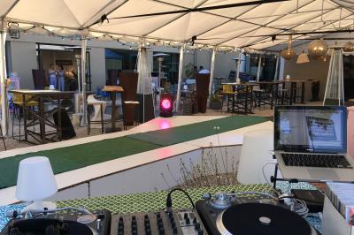 Miniature DJ Avignon (Vaucluse) - Sweet Spock #9 Terrasse couverte avec piste de danse, tables hautes, décoration lumineuse et équipement de DJ au premier plan.