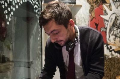 Miniature DJ Avignon (Vaucluse) - Sweet Spock #2 Terrasse couverte avec piste de danse, tables hautes, décoration lumineuse et équipement de DJ au premier plan.