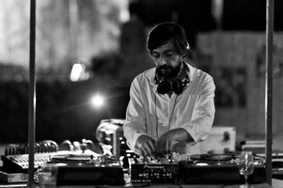 Miniature DJ Avignon (Vaucluse) - Sweet Spock #3 Terrasse couverte avec piste de danse, tables hautes, décoration lumineuse et équipement de DJ au premier plan.