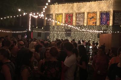 Miniature DJ Avignon (Vaucluse) - Sweet Spock #6 Terrasse couverte avec piste de danse, tables hautes, décoration lumineuse et équipement de DJ au premier plan.