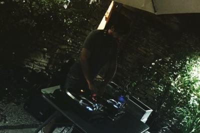 Miniature DJ Avignon (Vaucluse) - Sweet Spock #5 Terrasse couverte avec piste de danse, tables hautes, décoration lumineuse et équipement de DJ au premier plan.