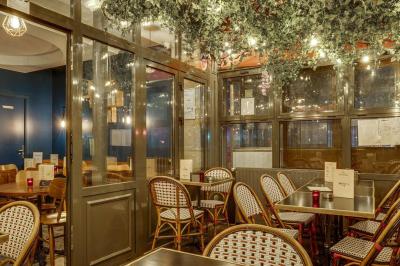 Miniature Location salle Paris 11 (Paris) - La Cascade #2 Deux choux farcis servis dans une assiette blanche avec une sauce brune, sur une table en bois.