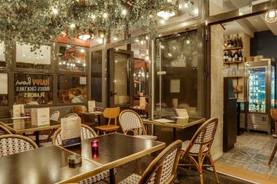 Miniature Location salle Paris 11 (Paris) - La Cascade #3 Deux choux farcis servis dans une assiette blanche avec une sauce brune, sur une table en bois.