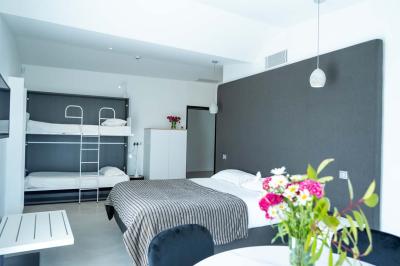 Miniature Location salle Montréverd (Vendée) - Les Villas du Parc de la Chabotterie #15 Deux chaises longues en métal avec serviettes roulées dans un espace spa, près d'un sauna en bois.