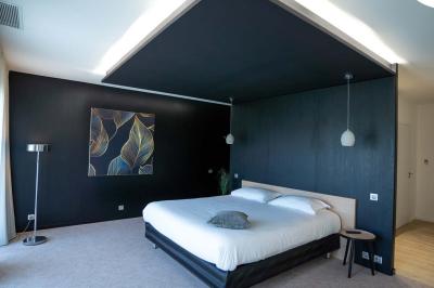 Miniature Location salle Montréverd (Vendée) - Les Villas du Parc de la Chabotterie #10 Deux chaises longues en métal avec serviettes roulées dans un espace spa, près d'un sauna en bois.