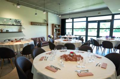 Miniature Location salle Montréverd (Vendée) - Les Villas du Parc de la Chabotterie #4 Deux chaises longues en métal avec serviettes roulées dans un espace spa, près d'un sauna en bois.