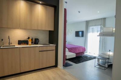 Miniature Location salle Montréverd (Vendée) - Les Villas du Parc de la Chabotterie #12 Deux chaises longues en métal avec serviettes roulées dans un espace spa, près d'un sauna en bois.