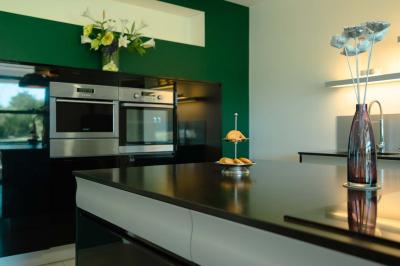 Miniature Location salle Montréverd (Vendée) - Les Villas du Parc de la Chabotterie #6 Deux chaises longues en métal avec serviettes roulées dans un espace spa, près d'un sauna en bois.