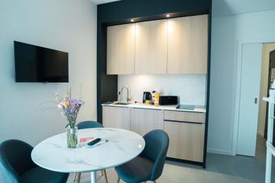 Miniature Location salle Montréverd (Vendée) - Les Villas du Parc de la Chabotterie #16 Deux chaises longues en métal avec serviettes roulées dans un espace spa, près d'un sauna en bois.