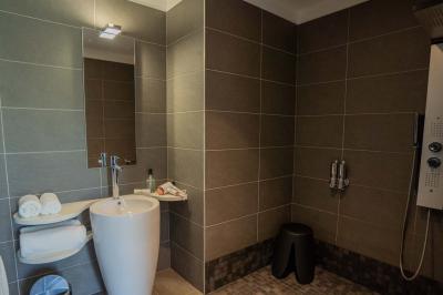 Miniature Location salle Montréverd (Vendée) - Les Villas du Parc de la Chabotterie #19 Deux chaises longues en métal avec serviettes roulées dans un espace spa, près d'un sauna en bois.