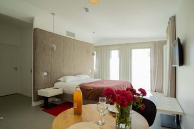 Miniature Location salle Montréverd (Vendée) - Les Villas du Parc de la Chabotterie #17 Deux chaises longues en métal avec serviettes roulées dans un espace spa, près d'un sauna en bois.