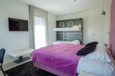 Miniature Location salle Montréverd (Vendée) - Les Villas du Parc de la Chabotterie #13 Deux chaises longues en métal avec serviettes roulées dans un espace spa, près d'un sauna en bois.