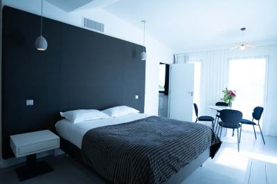 Miniature Location salle Montréverd (Vendée) - Les Villas du Parc de la Chabotterie #14 Deux chaises longues en métal avec serviettes roulées dans un espace spa, près d'un sauna en bois.