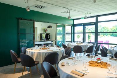 Miniature Location salle Montréverd (Vendée) - Les Villas du Parc de la Chabotterie #8 Deux chaises longues en métal avec serviettes roulées dans un espace spa, près d'un sauna en bois.