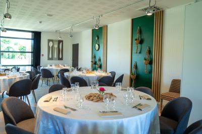 Miniature Location salle Montréverd (Vendée) - Les Villas du Parc de la Chabotterie #5 Deux chaises longues en métal avec serviettes roulées dans un espace spa, près d'un sauna en bois.