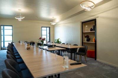 Miniature Location salle Montréverd (Vendée) - Les Villas du Parc de la Chabotterie #7 Deux chaises longues en métal avec serviettes roulées dans un espace spa, près d'un sauna en bois.