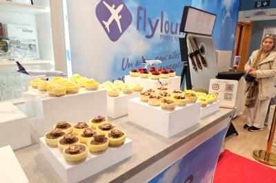 Miniature Location salle Bruxelles (Bruxelles-Capitale) - Flylounge #4 Présentoir de cupcakes variés sur des socles blancs, dans un espace décoré sur le thème de l'aviation.