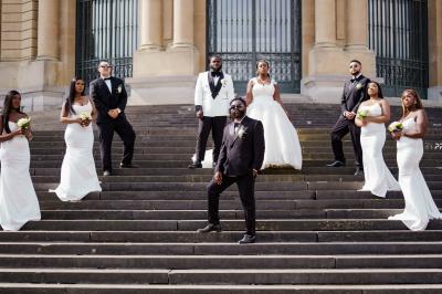 Intérieur d'un véhicule luxueux avec sièges en cuir rouge, éclairage étoilé et écran affichant une vidéo.