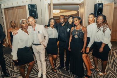 Intérieur d'un véhicule luxueux avec sièges en cuir rouge, éclairage étoilé et écran affichant une vidéo.