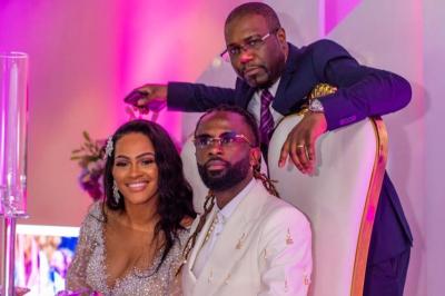 Intérieur d'un véhicule luxueux avec sièges en cuir rouge, éclairage étoilé et écran affichant une vidéo.