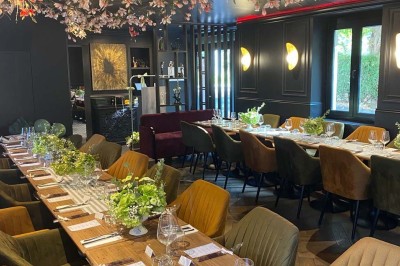 Miniature Location salle Cormeilles-en-Parisis (Val-d'Oise) - Restaurant les 3M #2 Salle de réception avec tables décorées de nappes en dentelle, fleurs blanches et vaisselle élégante.