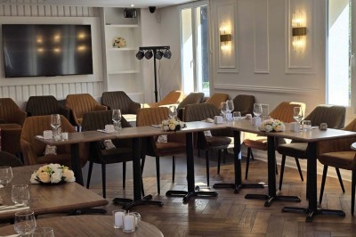 Miniature Location salle Cormeilles-en-Parisis (Val-d'Oise) - Restaurant les 3M #19 Salle de réception avec tables décorées de nappes en dentelle, fleurs blanches et vaisselle élégante.